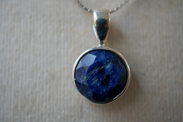 Pendentif rond avec saphir naturel et argent 925
