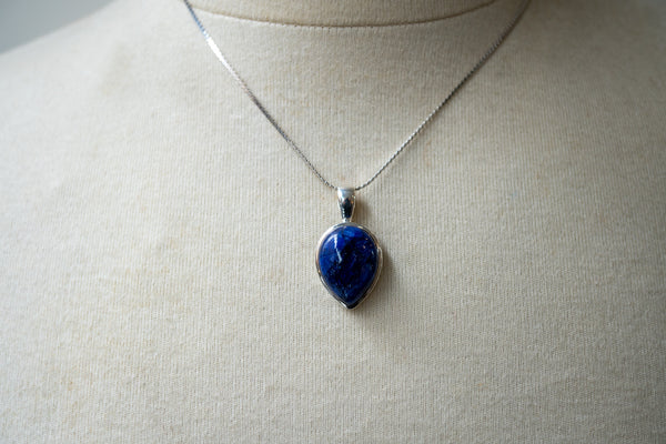 Pendentif en forme de goutte en saphir naturel