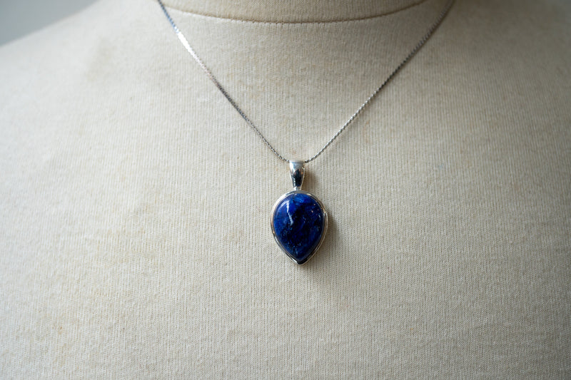 Pendentif en forme de goutte en saphir naturel