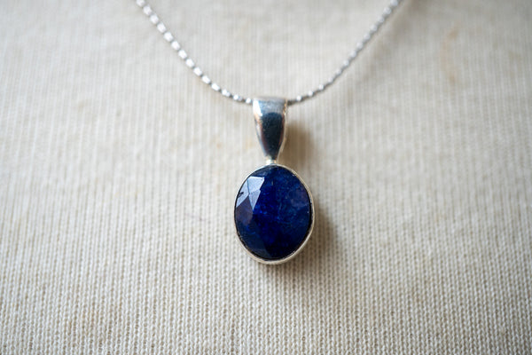 Pendentif en saphir naturel et argent 925 (Petit)