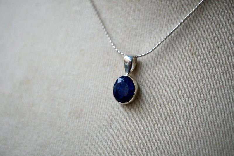 Pendentif en saphir naturel et argent 925 (Petit)