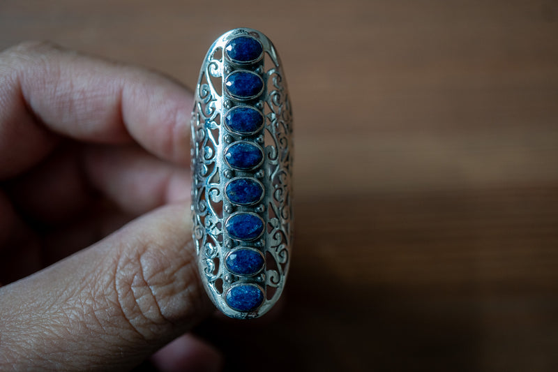 Langer Ring aus 925er Silber mit natürlichen Saphiren und Filigranarbeit 