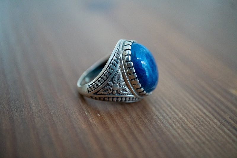 Ethnische Ring mit ovalem Natur-Saphir