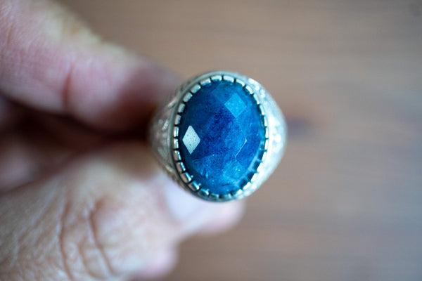 Bague ethnique en saphir naturel ovale facetté