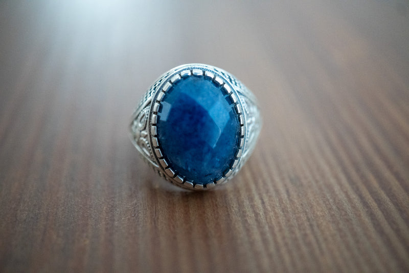 Ethnische Ring mit ovalem Natur-Saphir