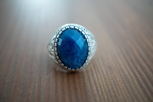 Bague ethnique en saphir naturel ovale facetté