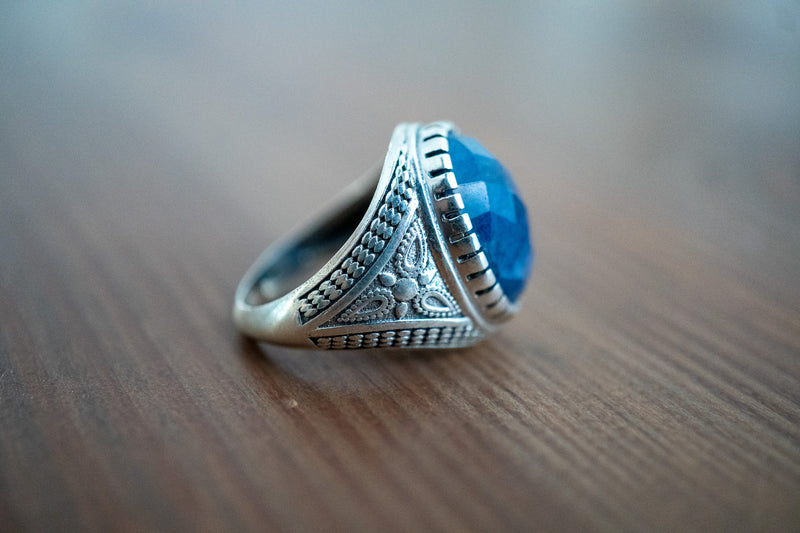 Ethnische Ring mit facettiertem, ovalem Natur-Saphir