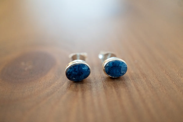 Boucles d’oreilles puces en saphirs naturels et argent 925 (Petit)