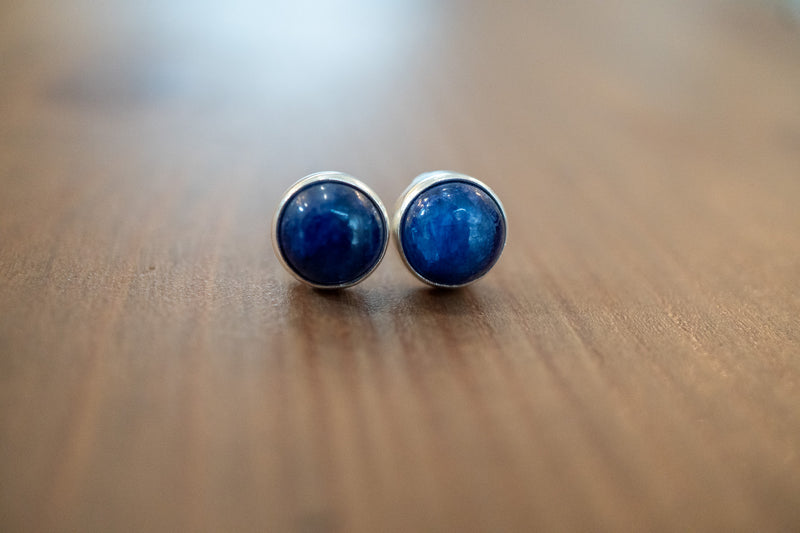 Runde Ohrstecker aus natürlichen Saphiren und 925er Sterlingsilber.
