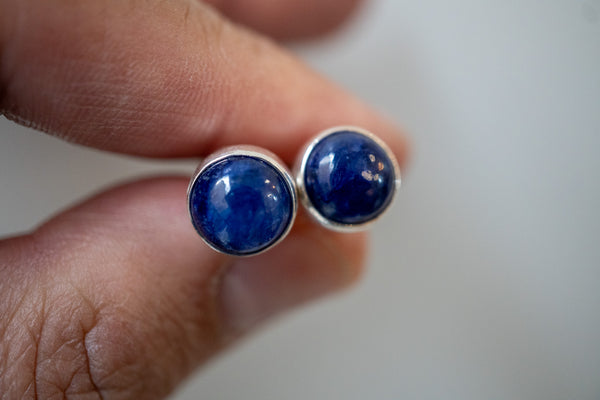 Boucles d’oreilles puces rond en saphirs naturels et argent 925