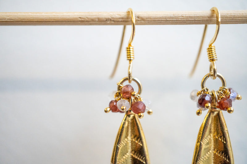 Boucles d’oreilles feuilles en vermeil avec Labradorite et Grenat
