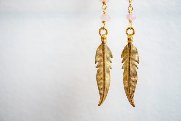 Boucles d'oreilles en quartz rose et argent 925 plaqué or en forme de feuilles