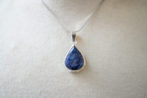Pendentif en forme de goutte avec saphir naturel et argent 925