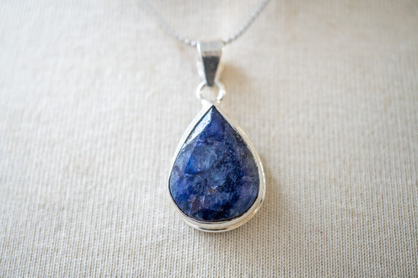 Pendentif en forme de goutte avec saphir naturel et argent 925