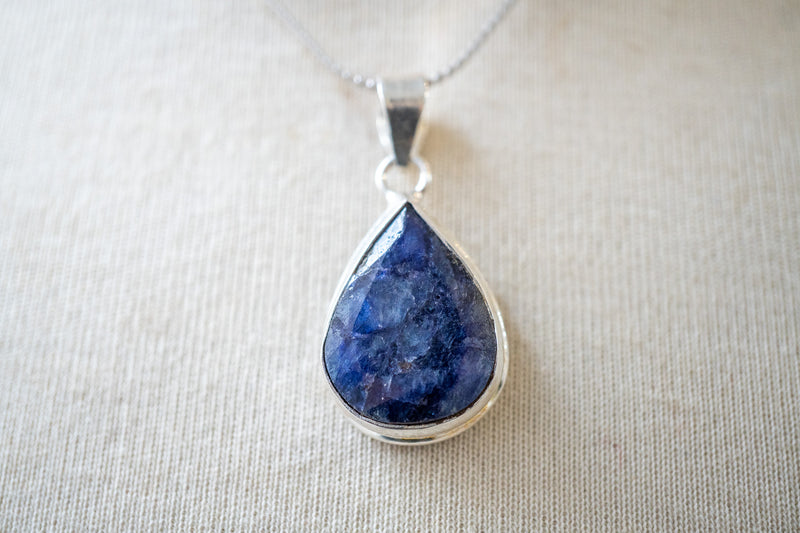 Pendentif en forme de goutte avec saphir naturel et argent 925