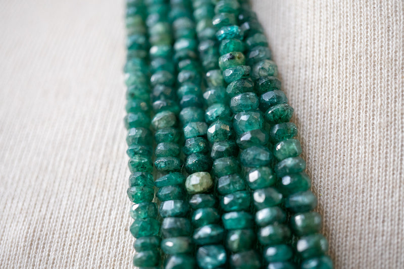 Collier en Émeraude Naturelle – Élégance Verte et Charme Authentique