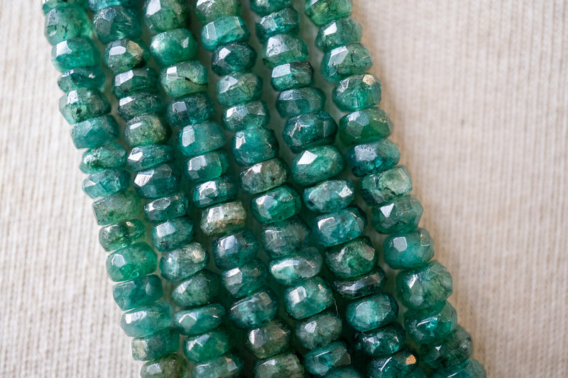 Collier en Émeraude Naturelle – Élégance Verte et Charme Authentique