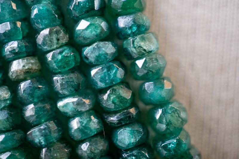 Collier en Émeraude Naturelle – Élégance Verte et Charme Authentique