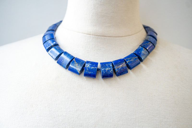 Collier en Lapis-Lazuli Naturel – Éclat Bleu Profond et Reflets Dorés