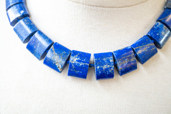Collier en Lapis-Lazuli Naturel – Éclat Bleu Profond et Reflets Dorés