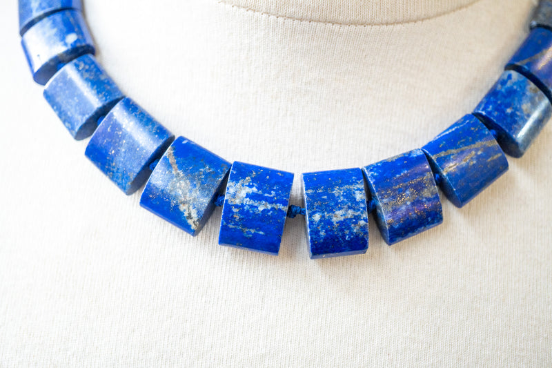 Collier en Lapis-Lazuli Naturel – Éclat Bleu Profond et Reflets Dorés