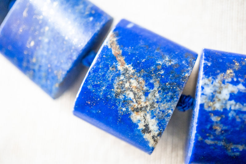 Collier en Lapis-Lazuli Naturel – Éclat Bleu Profond et Reflets Dorés