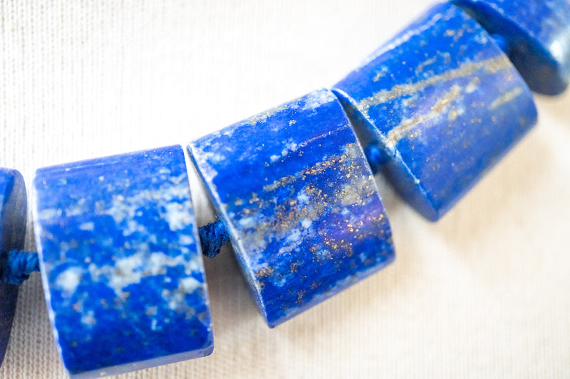 Collier en Lapis-Lazuli Naturel – Éclat Bleu Profond et Reflets Dorés