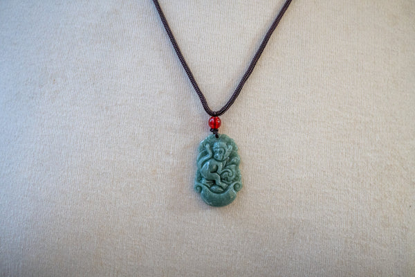 Collier avec un pendentif en jade en forme de singe