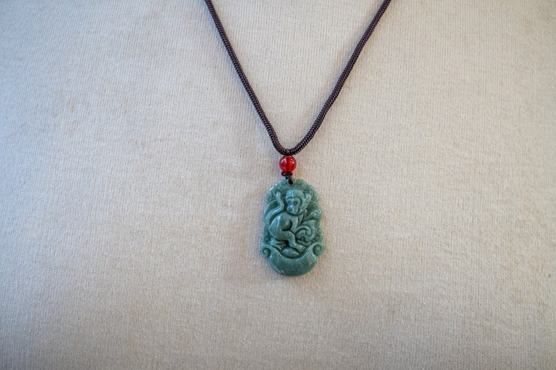 Collier avec un pendentif en jade en forme de singe