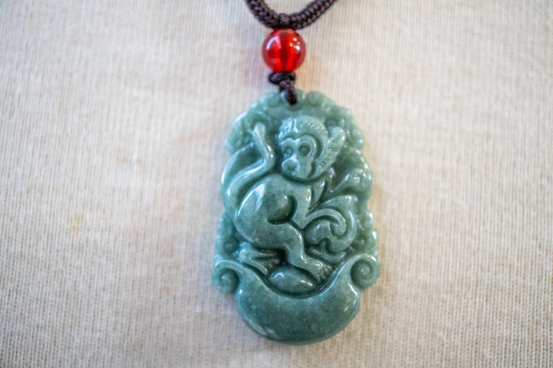 Collier avec un pendentif en jade en forme de singe