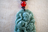 Collier avec un pendentif en jade en forme de singe