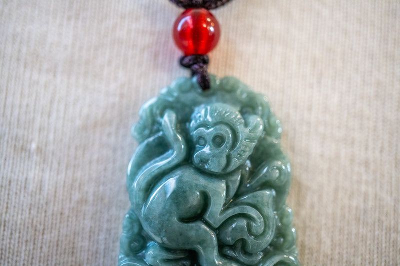 Collier avec un pendentif en jade en forme de singe