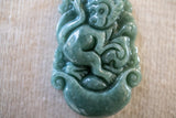 Collier avec un pendentif en jade en forme de singe