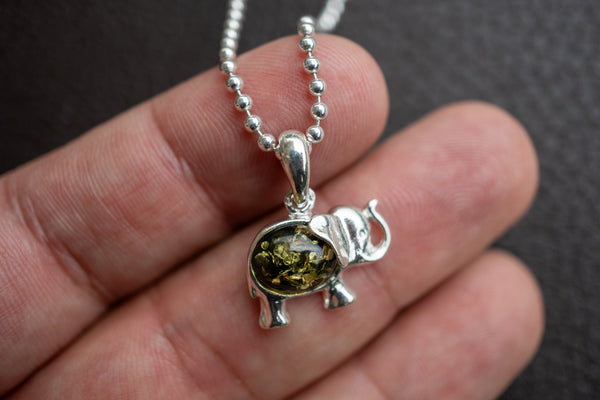 Pendentif Élégant en Forme d'Éléphant en Argent 925 avec Ambre vert (petit)