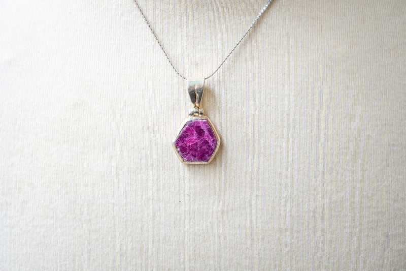 Pendentif en rubis brut naturel en argent 925