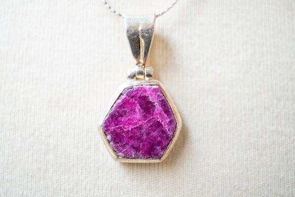 Pendentif en rubis brut naturel en argent 925