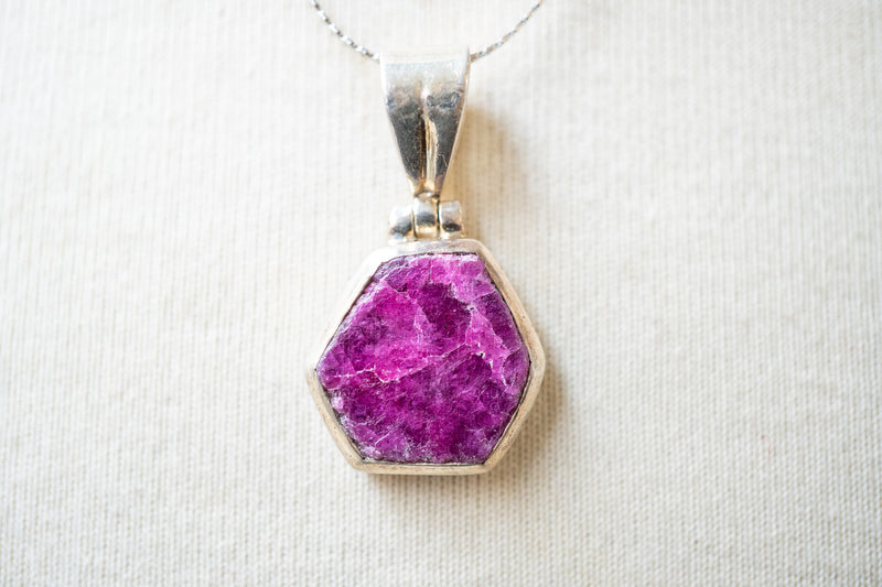 Pendentif en rubis brut naturel en argent 925