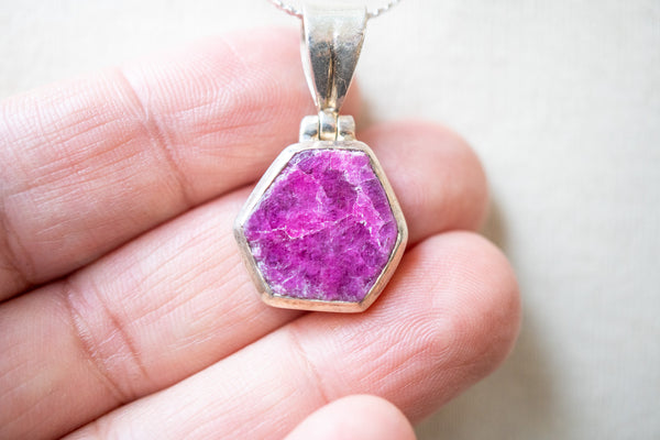 Pendentif en rubis brut naturel en argent 925