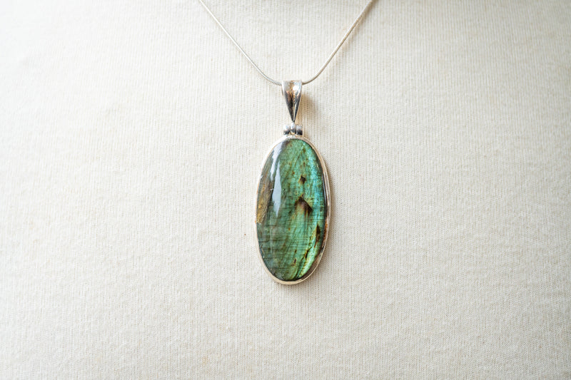 Pendentif en labradorite naturelle en argent 925, 55x25 mm