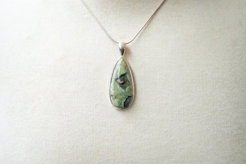 Pendentif en Jaspe forêt tropicale (Rhyolite) en argent 925, 55x18 mm