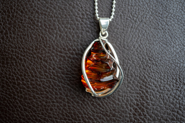 Pendentif en ambre cognac en forme de rayon de miel – Élégance naturelle