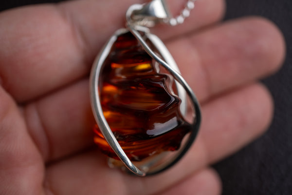 Pendentif en ambre cognac en forme de rayon de miel – Élégance naturelle