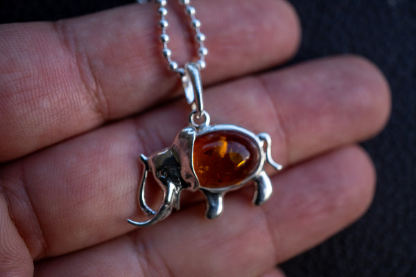 Pendentif Élégant en Forme d'Éléphant en Argent 925 avec Ambre Cognac (Grand)