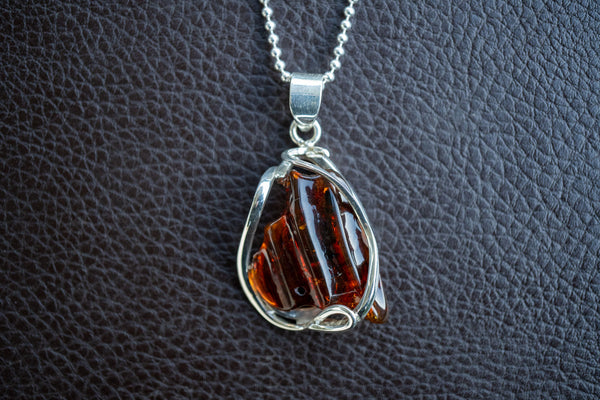 Pendentif en ambre cognac en forme de rayon de miel – Élégance naturelle
