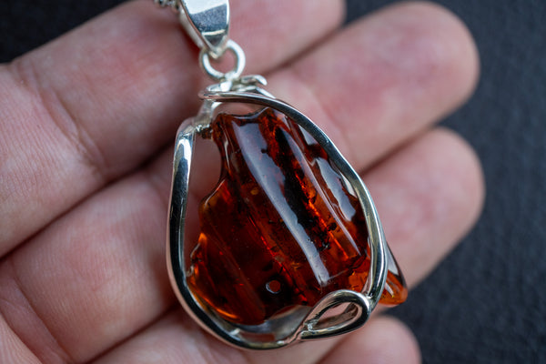 Pendentif en ambre cognac en forme de rayon de miel – Élégance naturelle