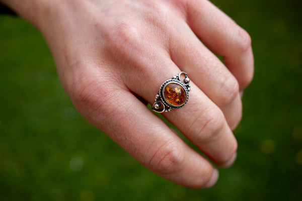 Bague ornée d'ambre cognac