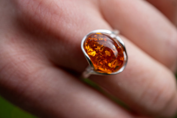 Bague ovale entrelacée avec ambre cognac
