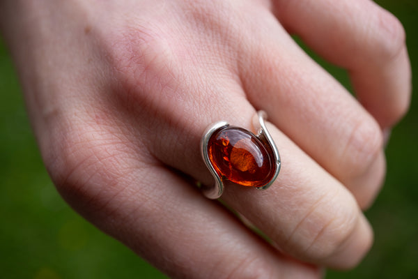 Bague ovale avec ambre cognac