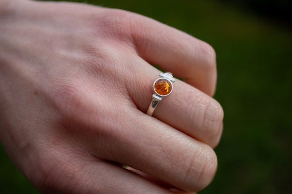 Petite bague avec ambre cognac