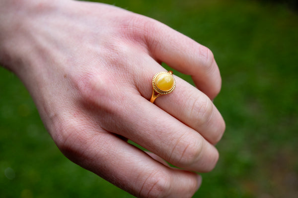 Bague ronde avec ambre cognac
